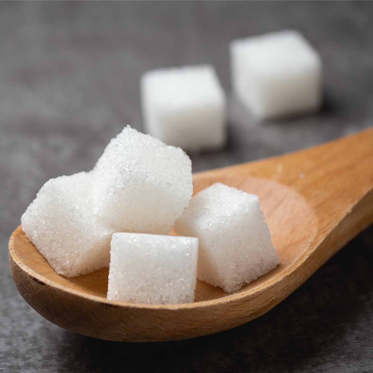 Bloques de azúcar con cuchara