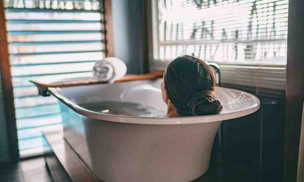 mujer en baño de epsom